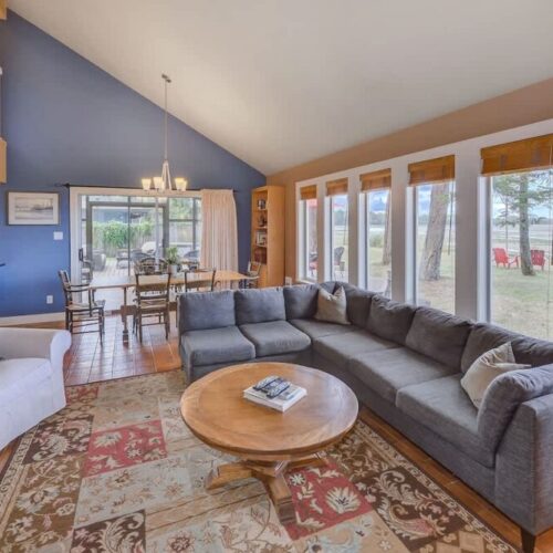 Living room space to enjoy with fantastic views. 