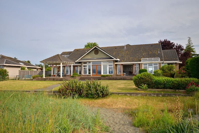 large, rancher style home on Vancouver Island - Columbia Beach House - EMR Vacation Rentals